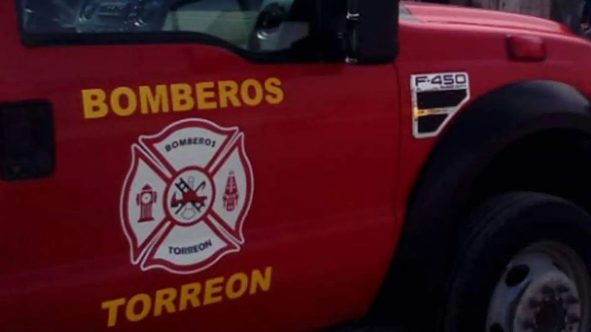 27 Camión repartidor de leche choca contra bomberos